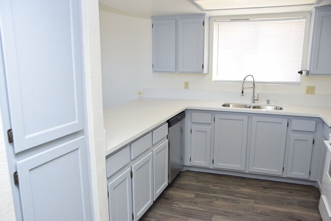 Building Photo - NORTHWEST - 2 STORY HOME - 4 BEDROOMS