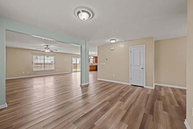 Building Photo - 305 Frida Rd