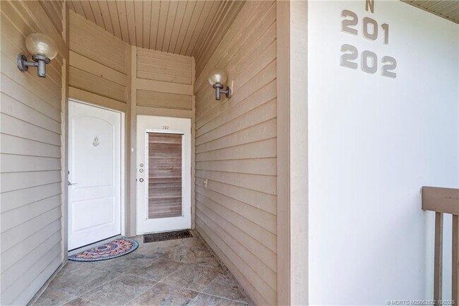 Building Photo - 233 NE Edgewater Dr