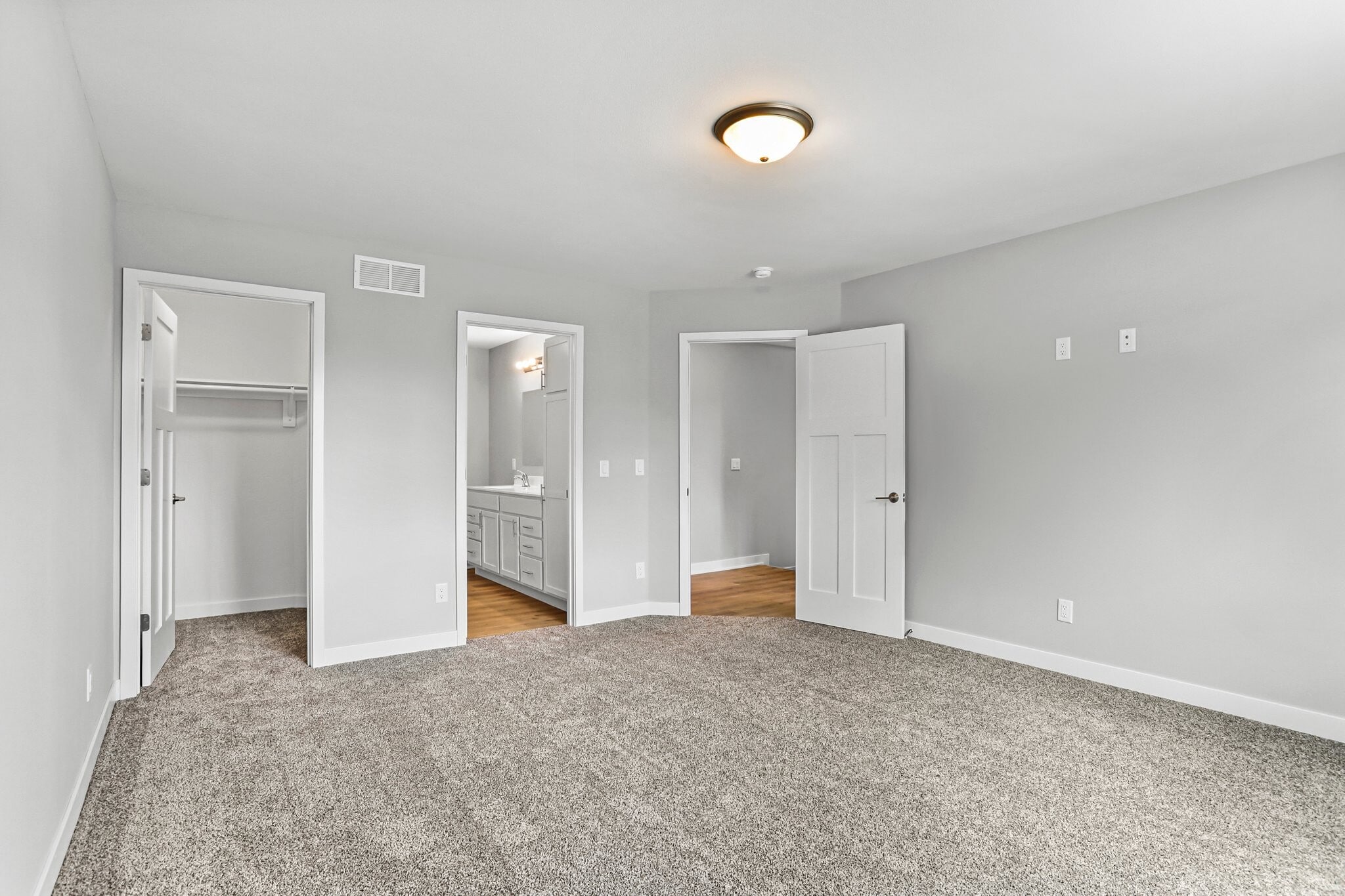 Master bed - 200 Chalet Dr