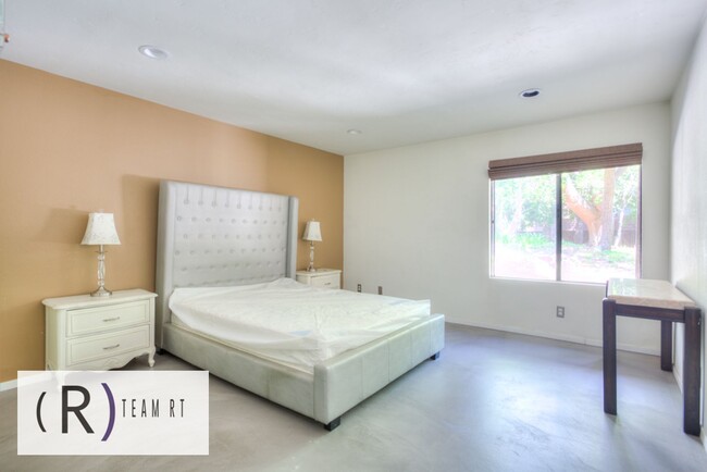 Building Photo - Lovely and Minimalist 2 Bedroom Condo in D...