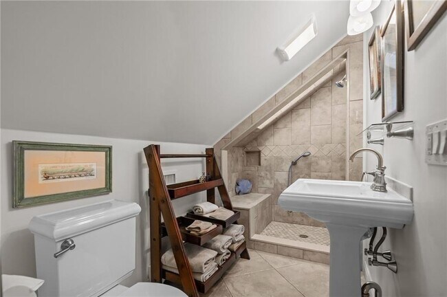 Building Photo - 25 Peckham Ave