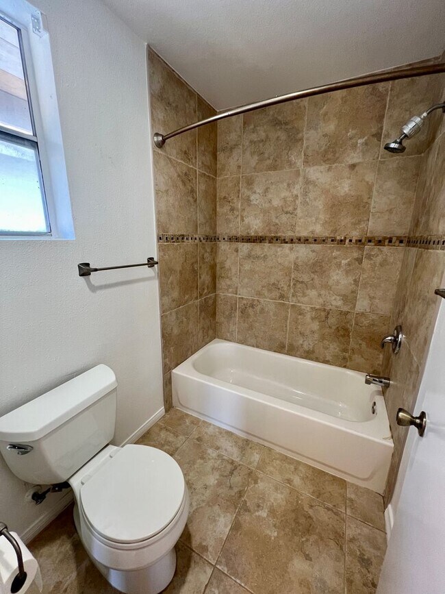 Building Photo - Spacious 4BD/2.5Bth Home in Rancho Penasqu...