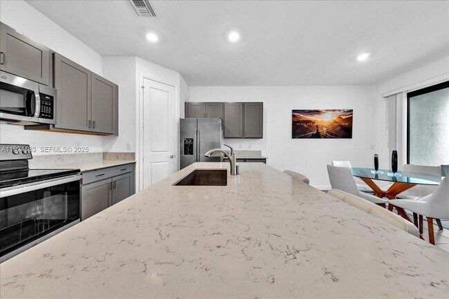 Building Photo - 1004 Willow Pl