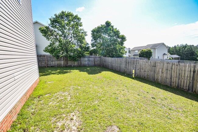 Building Photo - 4 Bedroom 2.5 Bathroom Home