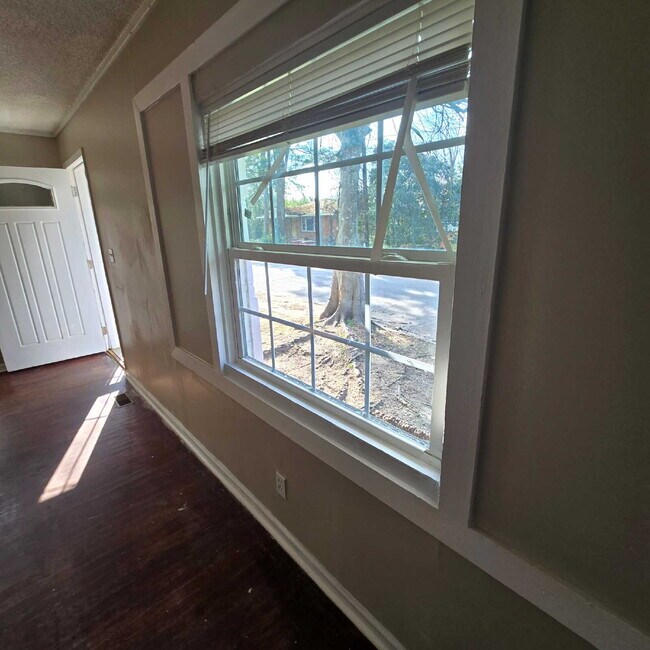 Building Photo - "Full Brick 3-Bed Home on Monroe Avenue: In the Heart of Macon!"