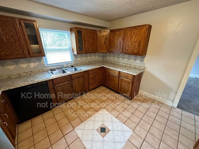 Building Photo - 10700 E 28th Terrace S