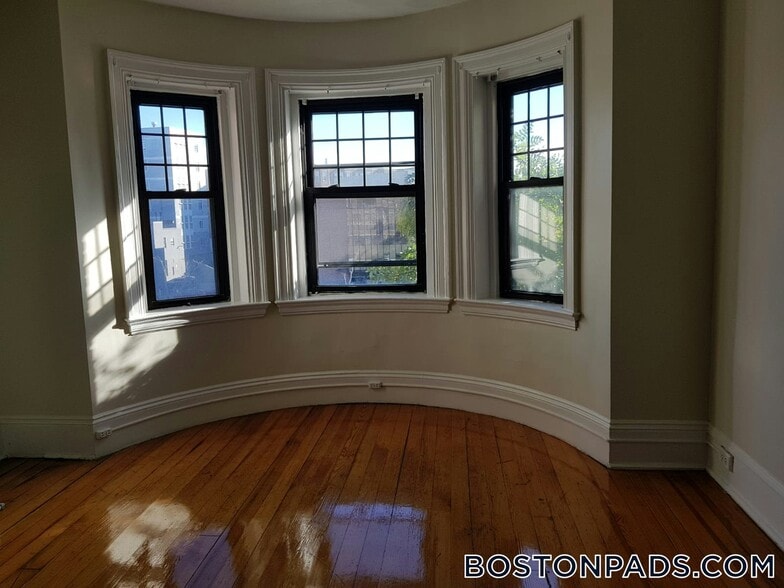 Building Photo - 533 Newbury St