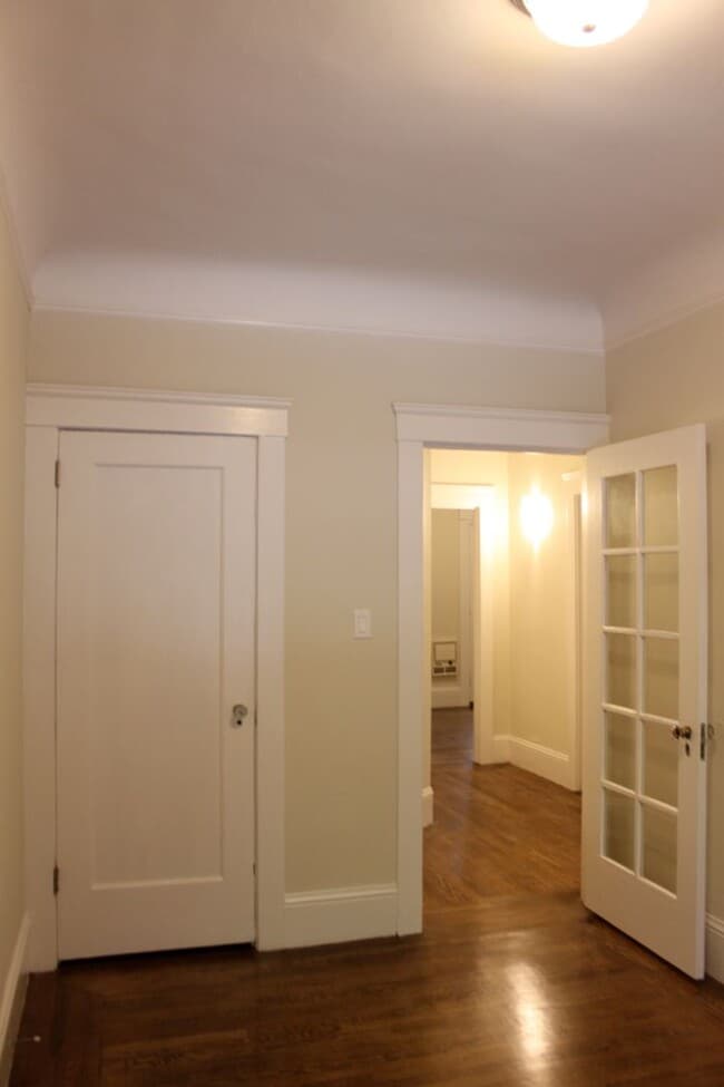 Building Photo - 2BR. Private Patio! Parking! DISHWASHER! On-Site LAUNDRY! HARDWOOD!