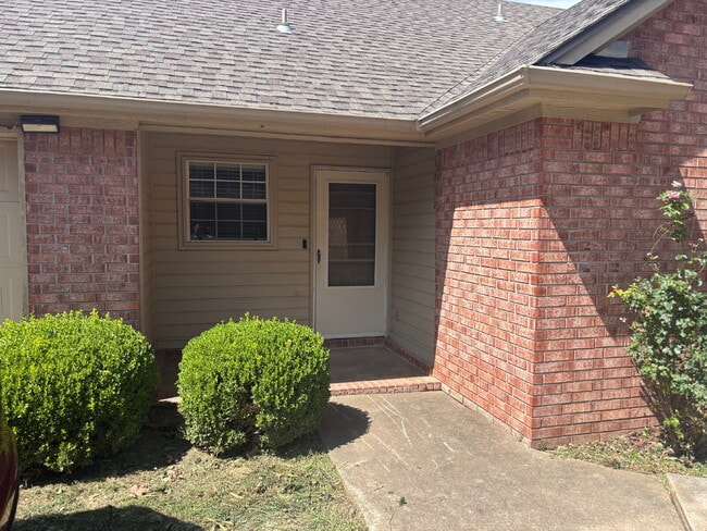 Primary Photo - Two Bedroom 2 Full bath 11sqft Duplex for ...