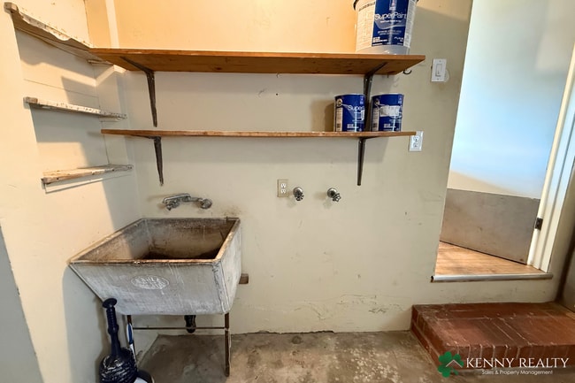 Building Photo - Remodeled 2 Bedroom Duplex with Private Ba...