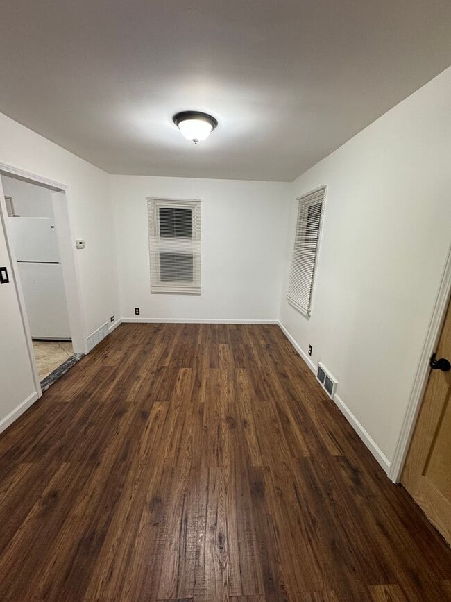 Building Photo - AVAILABLE NOW! SECTION 8 APPROVED! Charming 2-Bedroom Home in Quiet Pontiac Neighborhood!