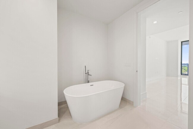 Building Photo - 220 Lake Shore Dr