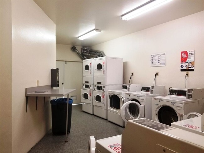 Building Photo - COMING SOON! Light & Bright 1 Bedroom/1 Ba...