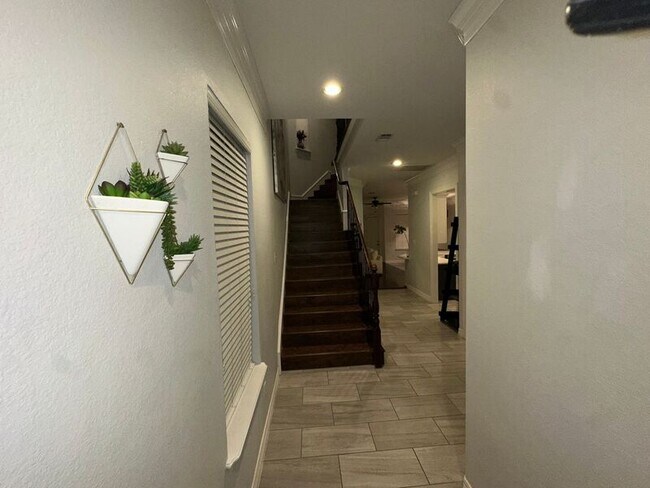 Building Photo - 1004 Colonial Dr