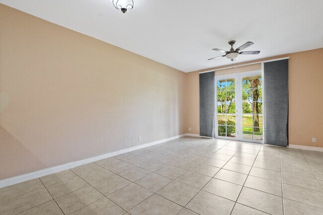 Building Photo - Charming 3-Story 3-Bedroom 2.5 Bath Townho...