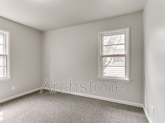 Building Photo - 2312 Mustang St