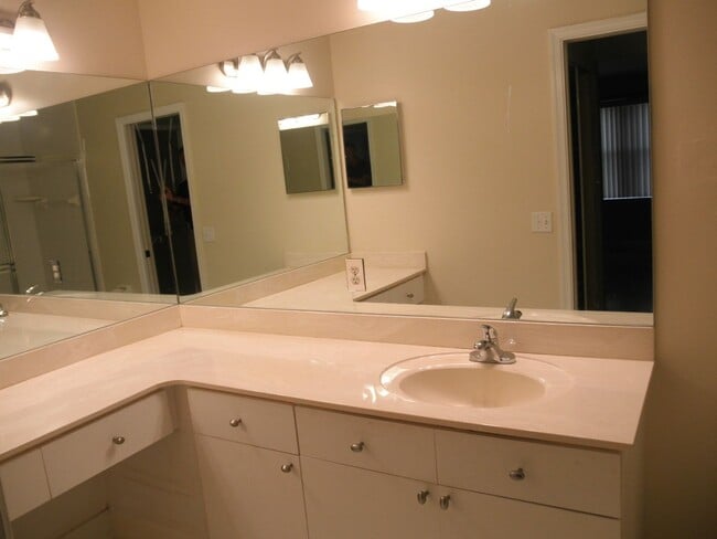 Building Photo - 1004 Landings Blvd