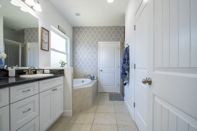 Building Photo - Spacious 3BR/2BA Home with Open Layout, Is...