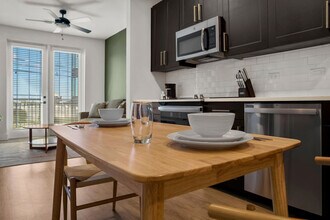 Building Photo - 207 N Himes Ave