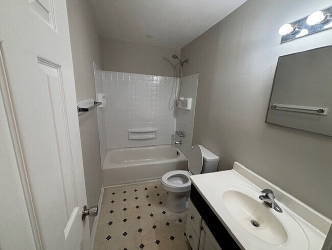 Building Photo - 1529 Old Central Rd