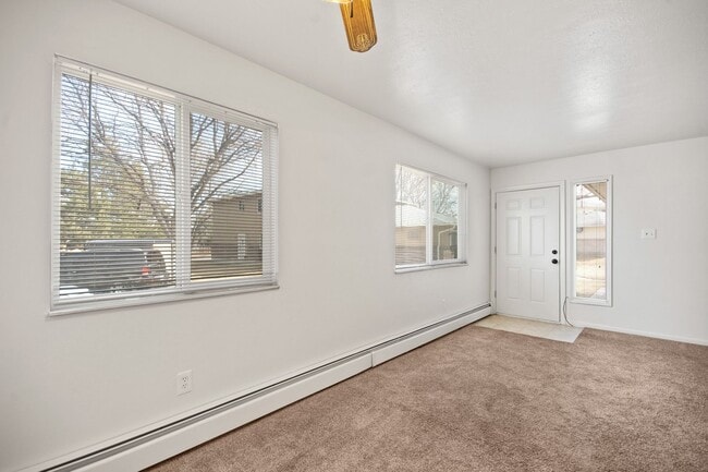 Building Photo - Bright Townhome in Lakewood!