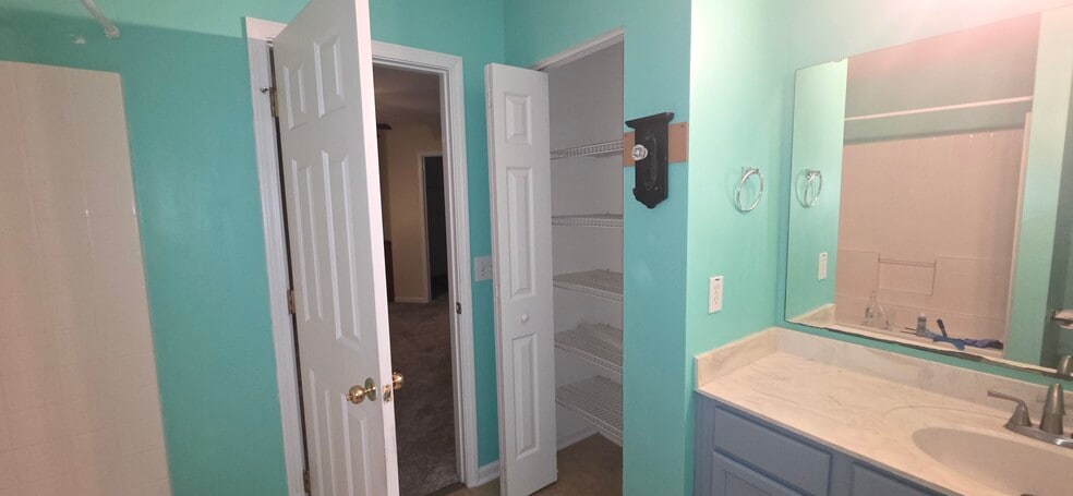 Master bathroom - 4001 Blackwolf Dr