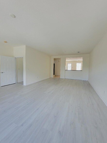 Building Photo - 221 Greenwich Cir