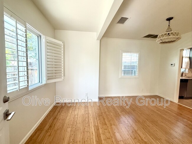 Building Photo - 634 N Hill Ave
