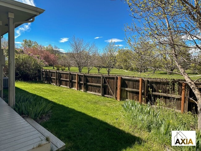 Building Photo - Spacious Home Right on the Park!
