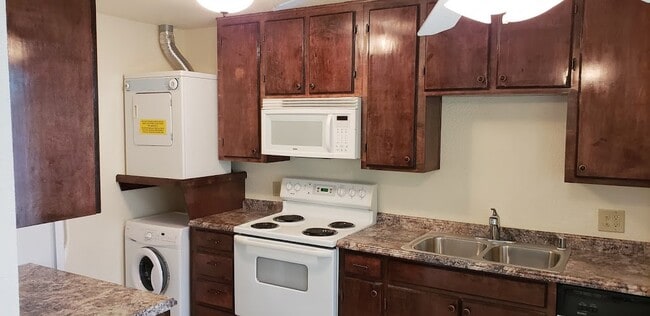 Building Photo - 2095 Cottonwood Cir