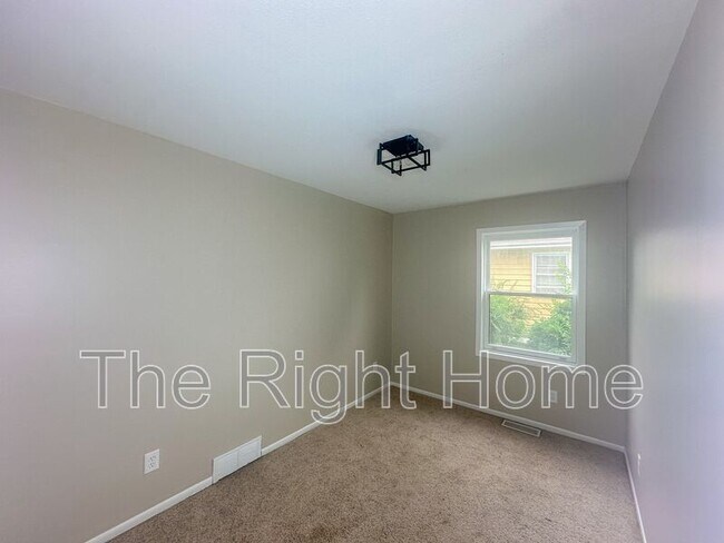 Building Photo - 6424 N 68th St