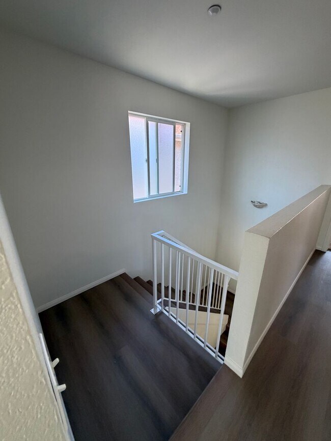 Building Photo - 547 Hart Dr