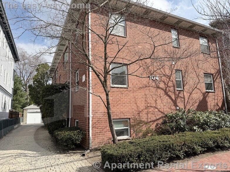 Building Photo - 104 Trowbridge St