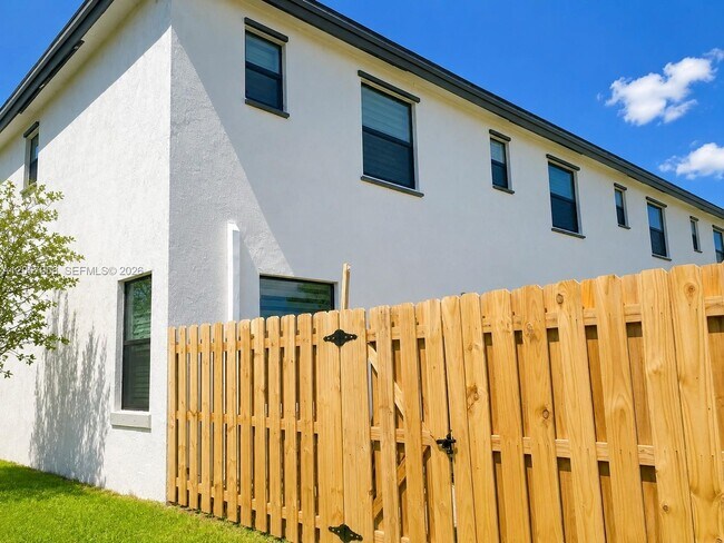 Building Photo - 18120 SW 148th Rd