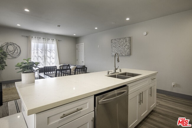 Building Photo - 1559 1/2 S Harvard Blvd