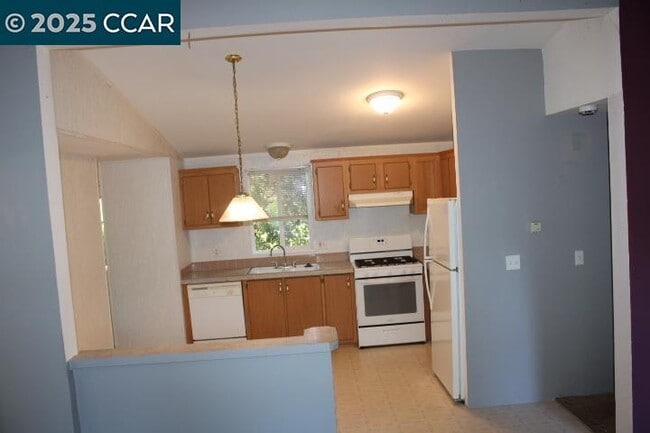 Building Photo - 5266 Sunset Dr
