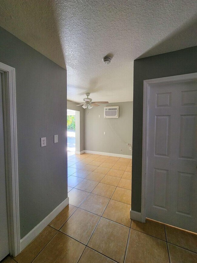 Building Photo - 1000 E Magnolia Ave