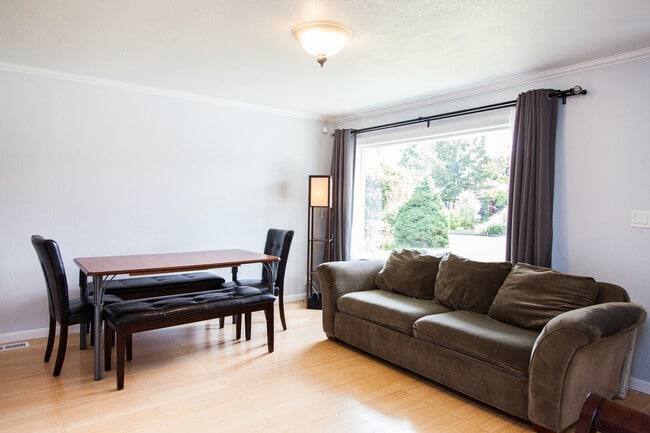 Building Photo - Available 10/11 – West Seattle Gem with Pr...