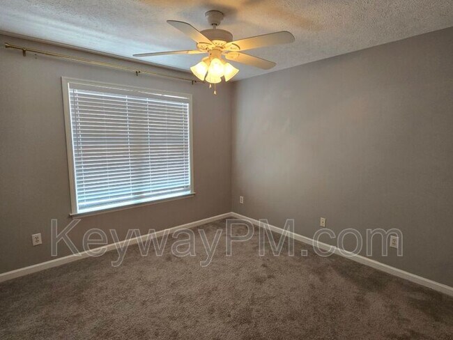 Building Photo - 5006 Fieldcrest Dr