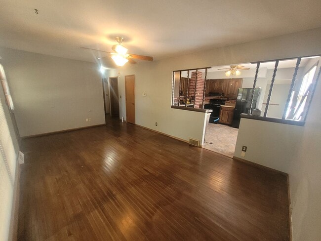 Building Photo - 3 Bedroom, 1.5 Bathroom home with detached...