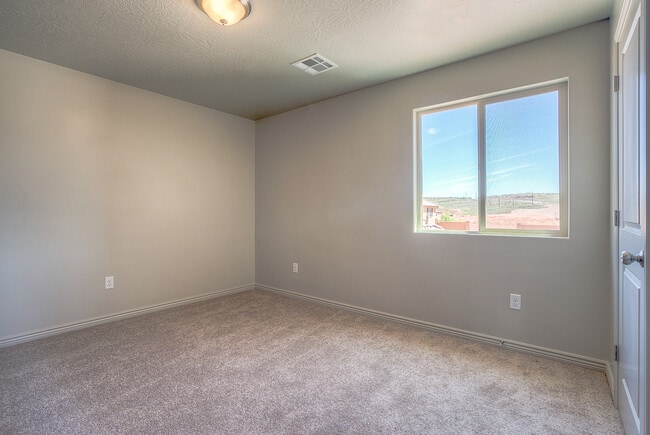 Building Photo - 4 Bedroom End Unit in Sienna Hills! Small Dog Friendly!