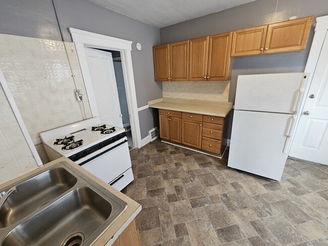 Building Photo - 2059 W 105th St