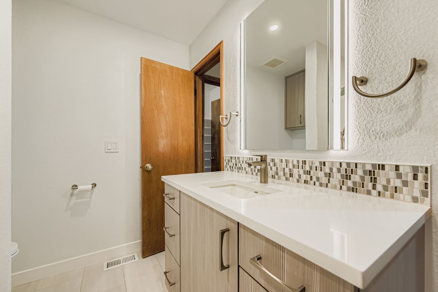 Building Photo - 5056 Buckingham Rd