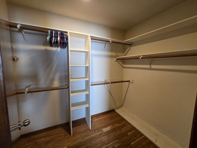 Building Photo - Welcome to this charming 1-bedroom, 1 1/2-...