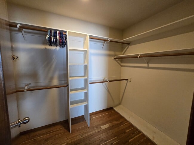 Building Photo - Welcome to this charming 2-bedroom, 1 1/2-...