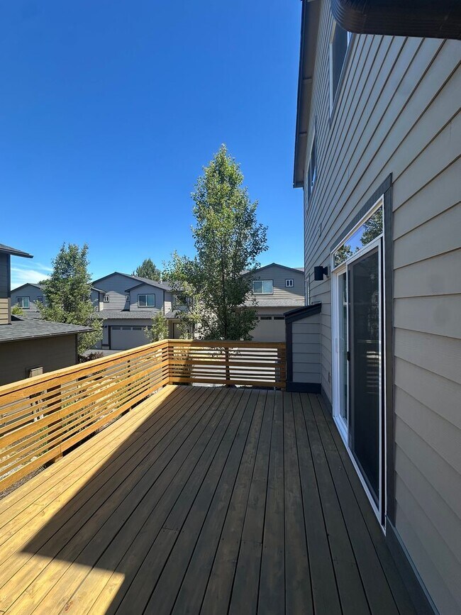Building Photo - 944 NE Paula Dr