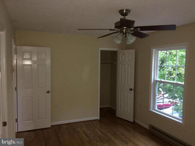 Building Photo - 105 Little River Dr