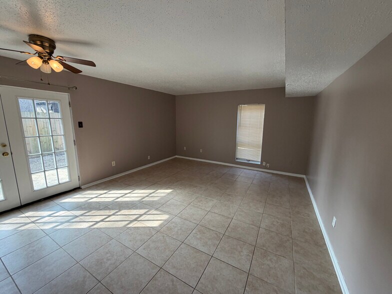 Building Photo - 4506 Laplace St