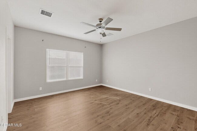 Building Photo - 320 S Manzanita Dr